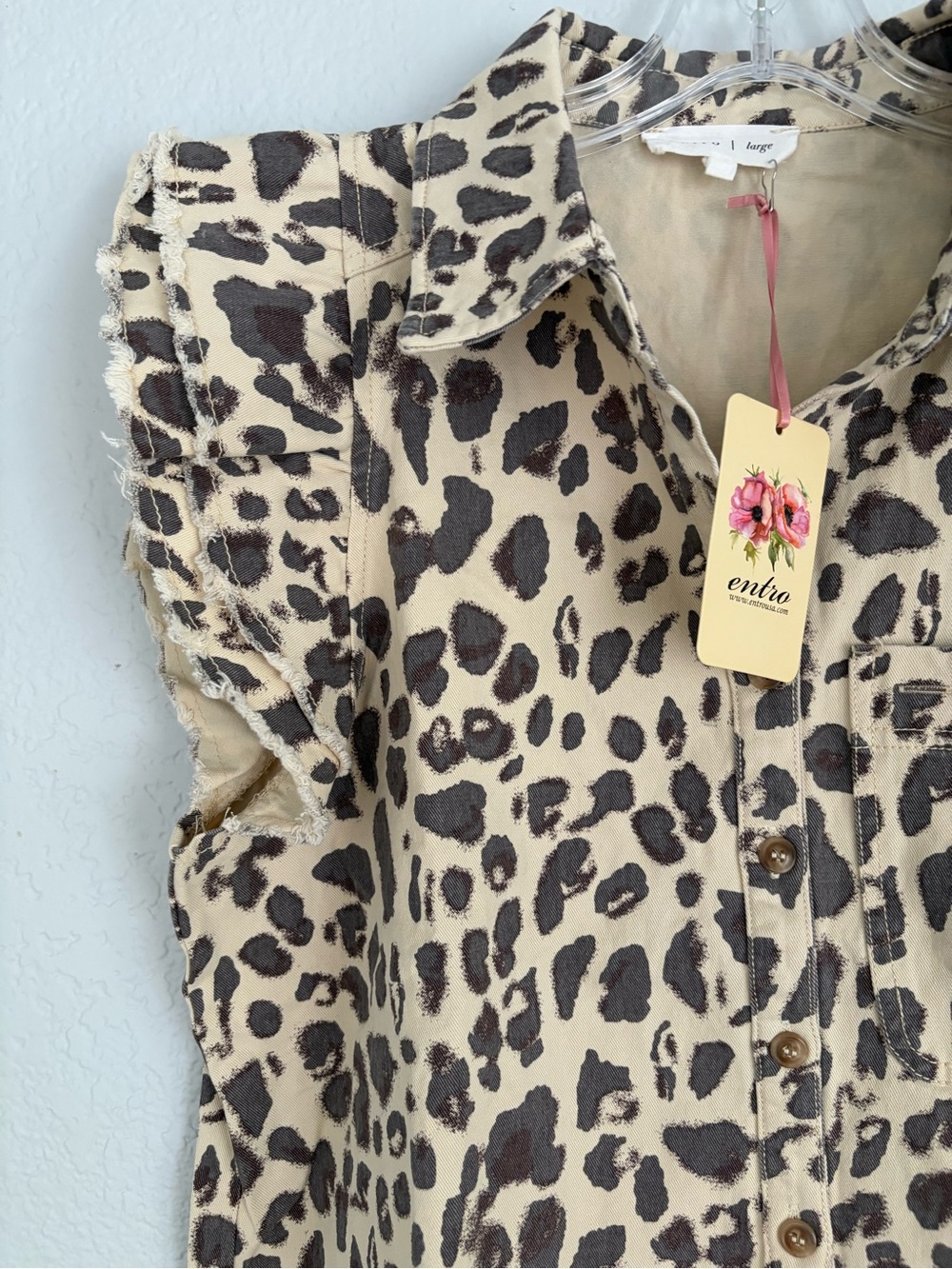 ❤️ Elegant entro Leopard-Print Sleeveless Button-Up Top - Beige & Black - Picture 2 of 8